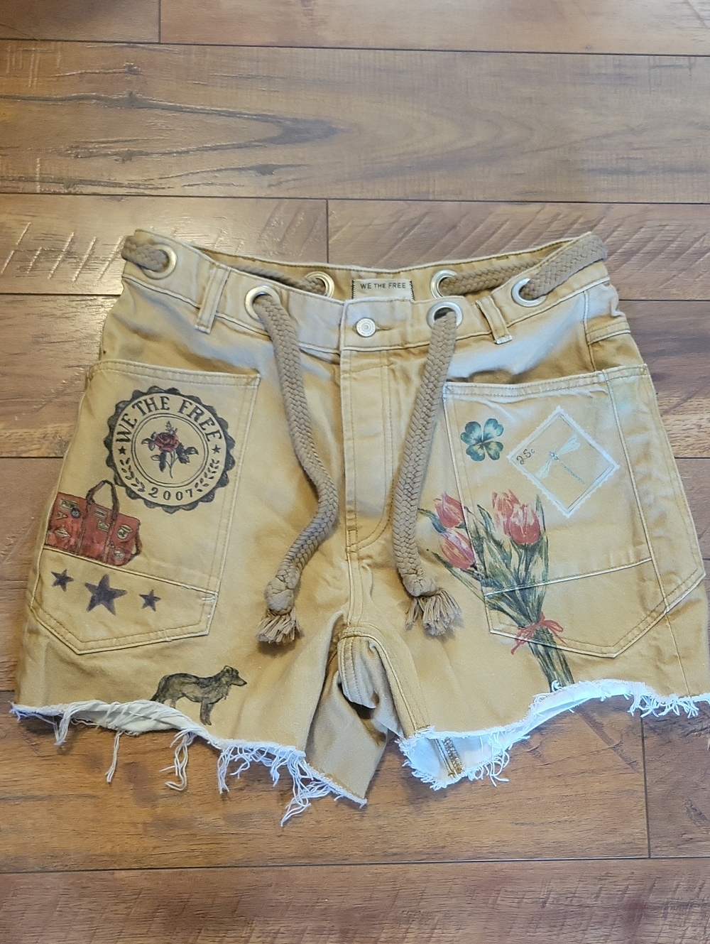 We The Free sz 29 shorts tan w/graphics